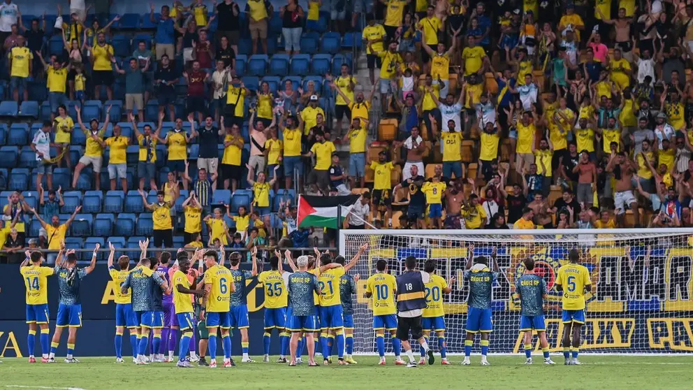 Los jugadores del C&aacute;diz CF celebran la victoria lograda ante el CD Mirand&eacute;s | Salvador L&oacute;pez Medina para El MIRA