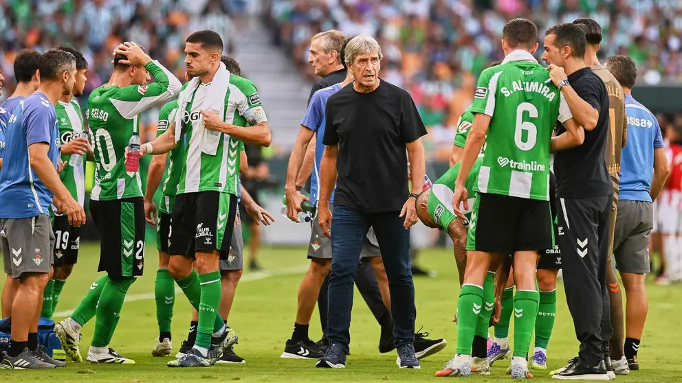 Manuel Pellegrini y los jugadores del Real Betis en el partido ante el Athletic Club | Salvador L&oacute;pez Medina