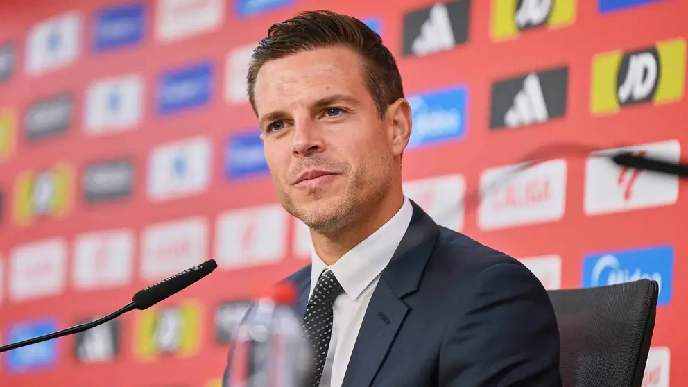 C&eacute;sar Azpilicueta en su presentaci&oacute;n con el Sevilla FC | Salvador L&oacute;pez Medina para El MIRA