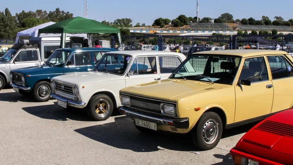 Concentraci&oacute;n de coches cl&aacute;sicos en el Circuito de Jerez