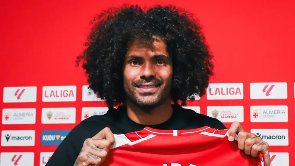 Aridane Hern&aacute;ndez durante su presentaci&oacute;n con la UD Almer&iacute;a | UDA