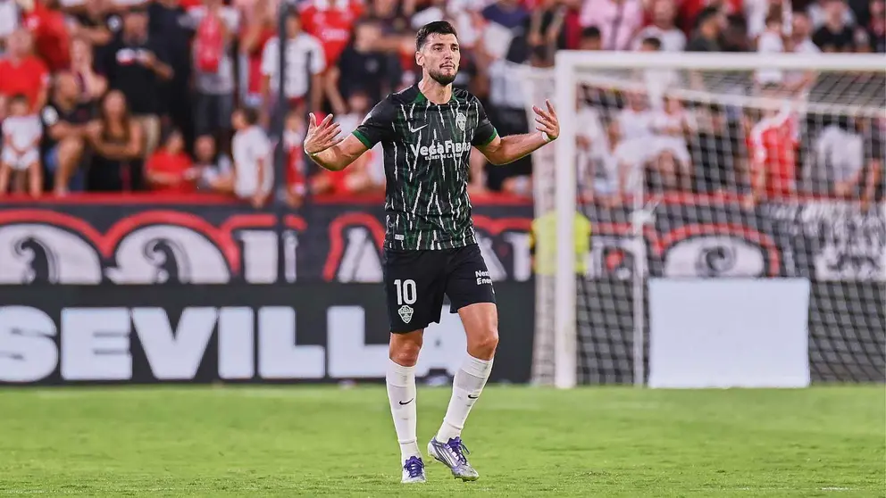 Rafa Mir celebra su gol en el Sevilla FC - Elche | Salvador L&oacute;pez Medina para El MIRA