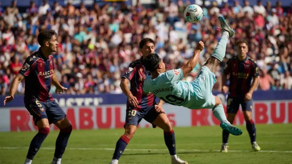 Cucho Hern&aacute;ndez en el Levante - Real Betis | @RealBetis