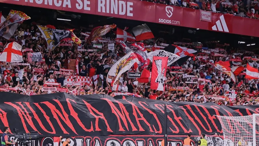 Aficionados del Sevilla FC antes del partido ante el Elche CF | Salvador L&oacute;pez Medina para El MIRA
