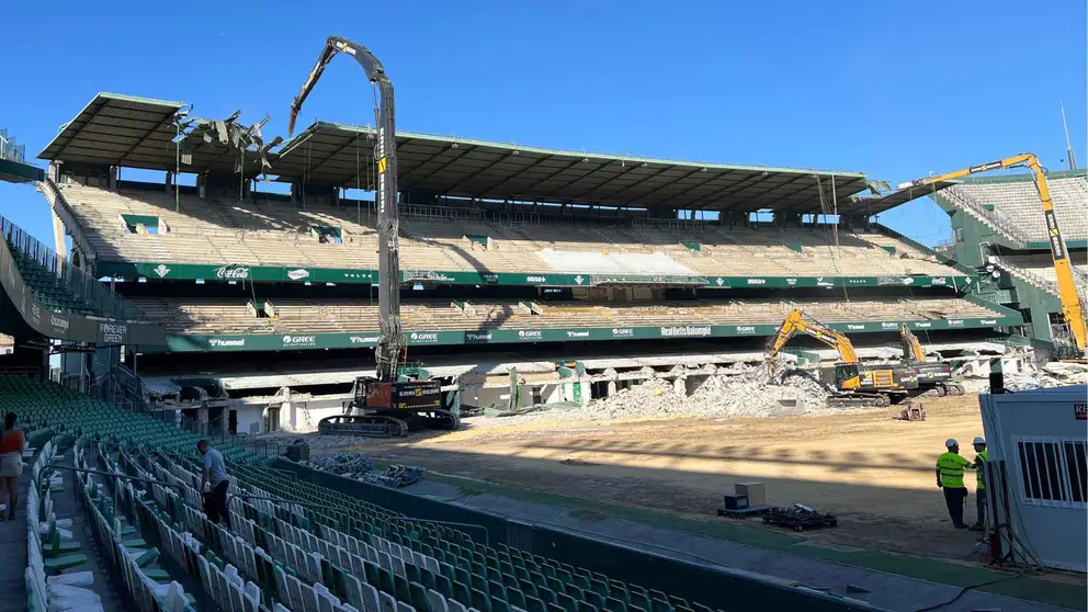 Retirada de la cubierta de Preferencia del Benito Villamar&iacute;n | Daniel Salda&ntilde;a para El MIRA