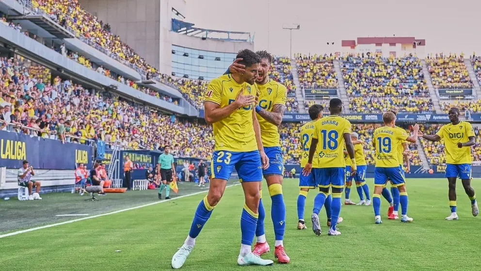 Garc&iacute;a Pascual celebra con rabia su gol en el C&aacute;diz CF - CD Mirand&eacute;s | Salvador L&oacute;pez Medina para El MIRA