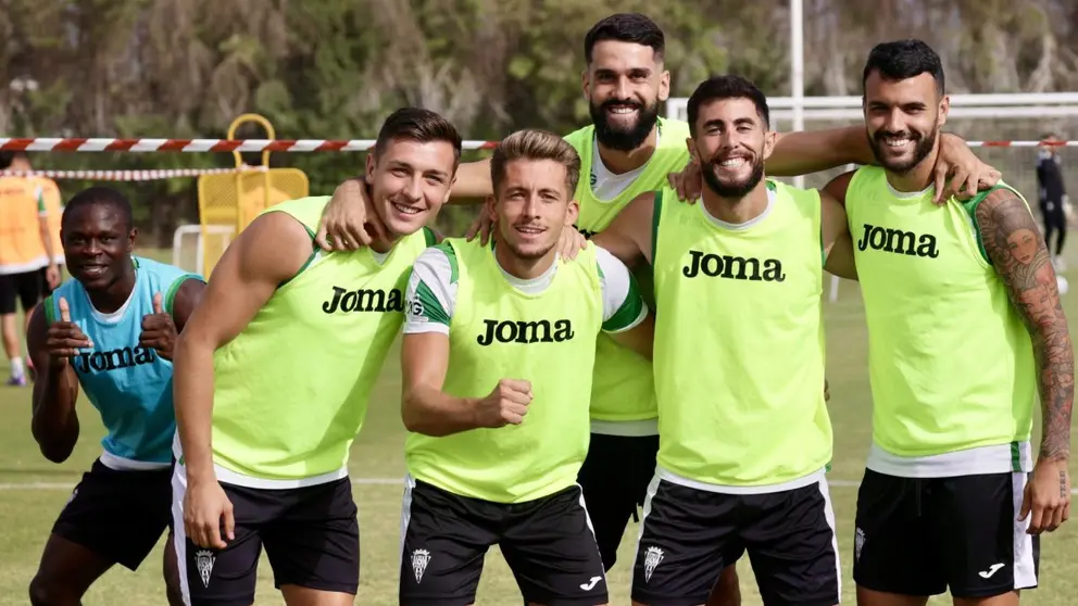 Algunos jugadores del C&oacute;rdoba CF posan durante un entrenamiento | CCF