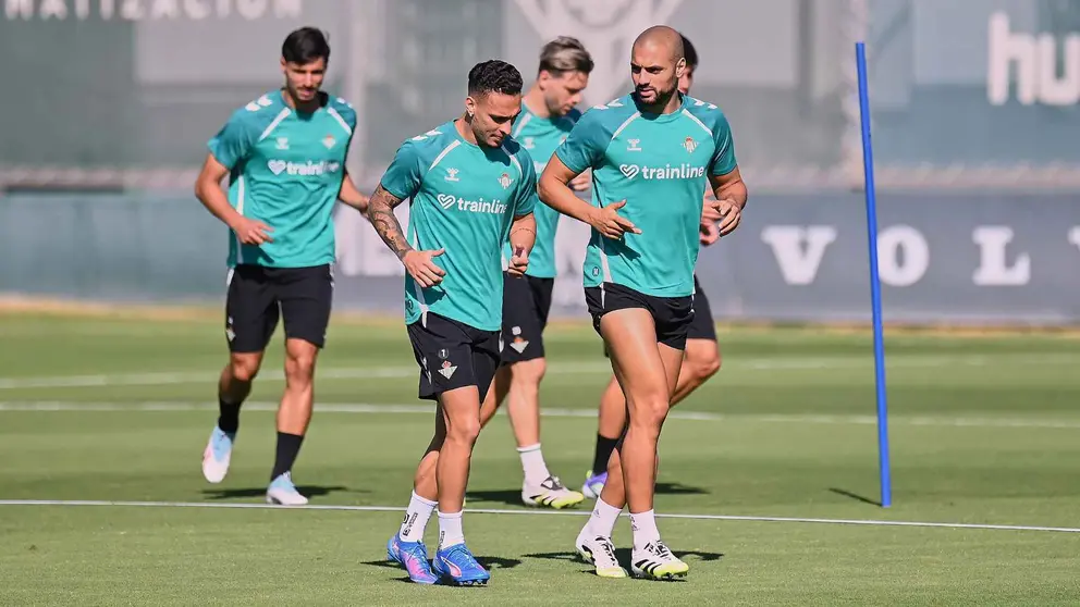 Antony y Amrabat en el entrenamiento del Real Betis previo al Nottingham Forest | Salvador L&oacute;pez Medina para El MIRA