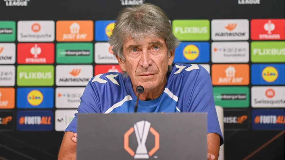 Manuel Pellegrini en la rueda de prensa previa al Real Betis - Nottingham Forest | Salvador L&oacute;pez Medina para El MIRA