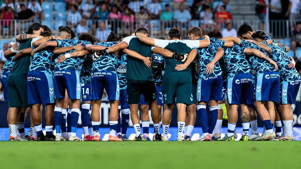 Jugadores y cuerpo t&eacute;cnico del M&aacute;laga CF durante un partido en La Rosaleda | MCF