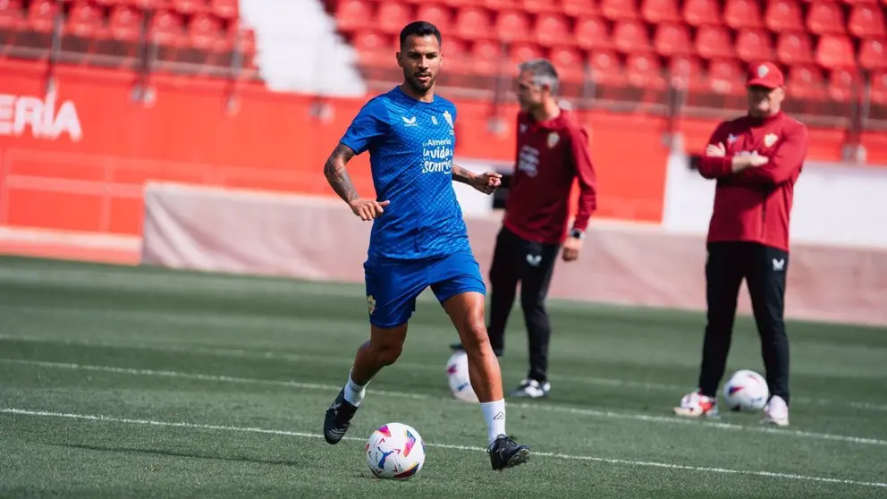 Jonathan Viera durante un entrenamiento con la UD Almer&iacute;a | @VieraJonathan