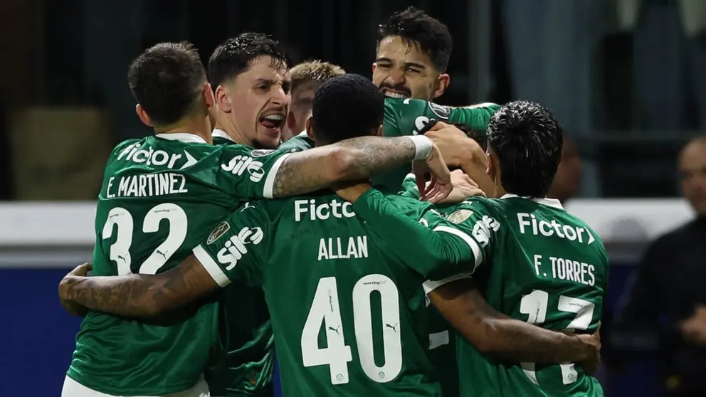 Los jugadores de Palmeiras celebran el gol de Vitor Roque ante River Plate | SEP