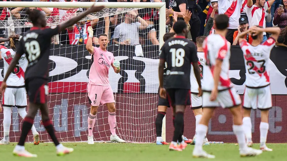 Vlachodimos celebra una de sus paradas en el Rayo Vallecano - Sevilla FC | @SevillaFC