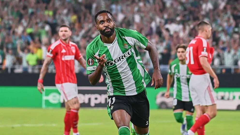 Bakambu celebra su gol en el Real Betis - Nottingham Forest | Salvador L&oacute;pez Medina para El MIRA