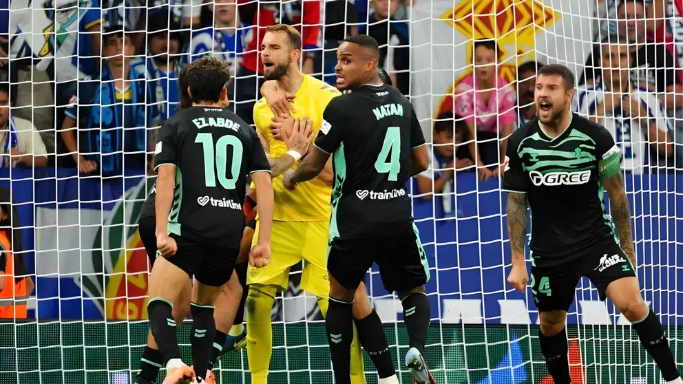 Pau L&oacute;pez celebra su penalti parado en el Espanyol - Real Betis | LaLiga