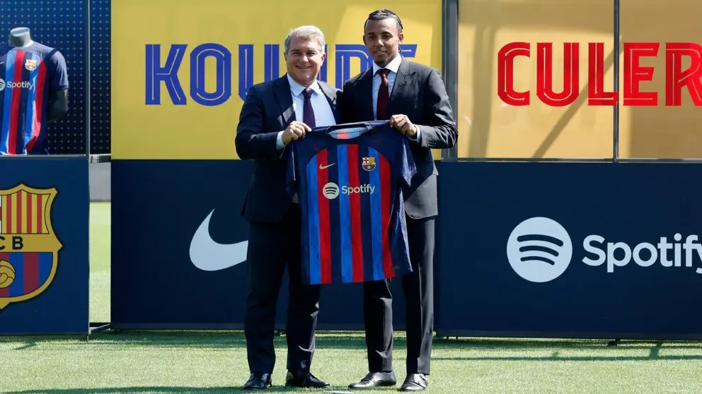 Jules Kound&eacute; en su presentaci&oacute;n con el FC Barcelona junto a Joan Laporta | FCB