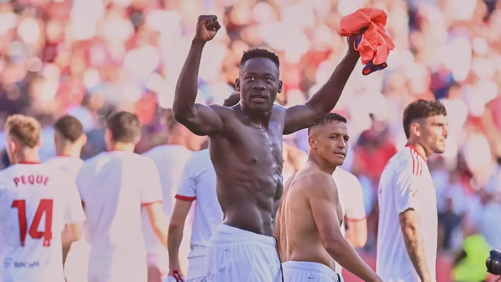 Akor Adams celebra la victoria del Sevilla FC ante el FC Barcelona | Salvador L&oacute;pez Medina para El MIRA