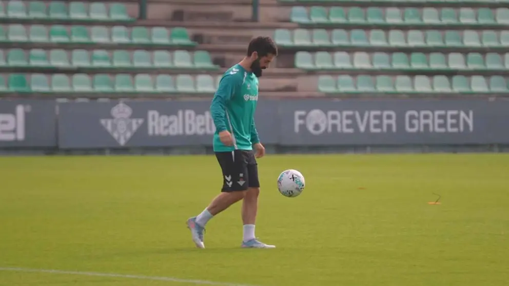 Isco Alarc&oacute;n empieza a hacer trabajo con bal&oacute;n en solitario | @RealBetis