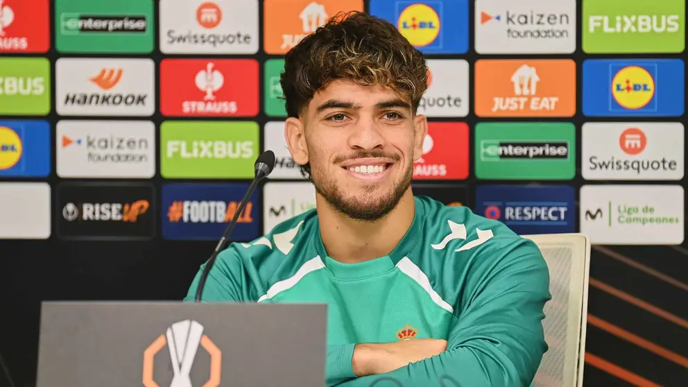 Ez Abde en la rueda de prensa previa al Real Betis - Olympique de Lyon | Salvador L&oacute;pez Medina para El MIRA