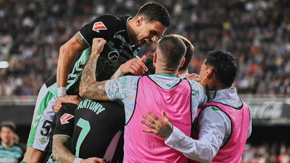 Los jugadores del Real Betis celebran el gol de Cucho Hern&aacute;ndez ante el Valencia CF | Salvador L&oacute;pez Medina para El MIRA