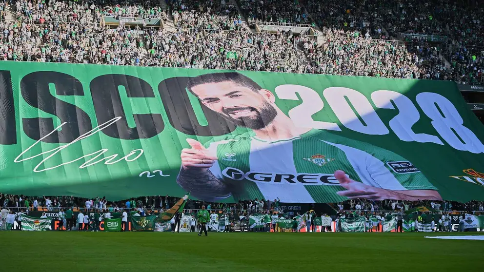 El Real Betis anuncia la renovaci&oacute;n de Isco con un tifo en la previa del Betis - Girona | Salvador L&oacute;pez Medina para el MIRA