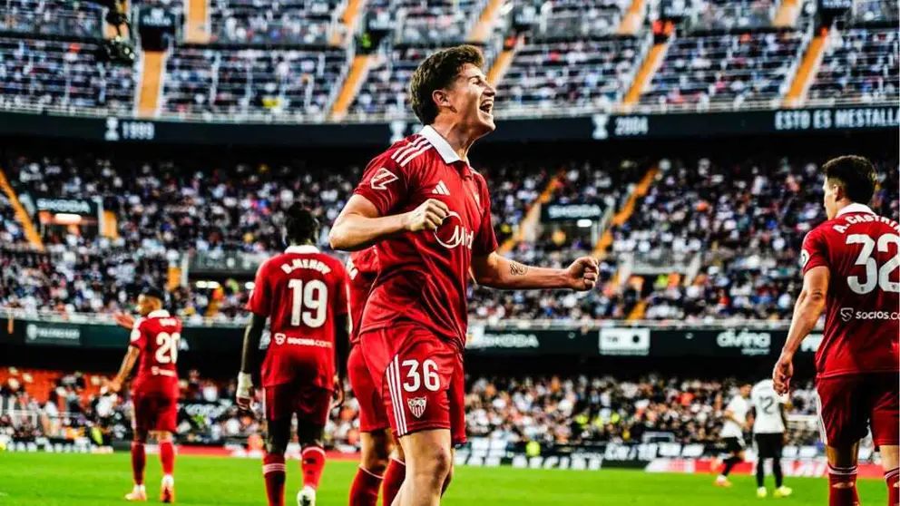 Oso celebra el gol en propia de T&aacute;rrega en el Valencia CF - Sevilla FC | @SevillaFC