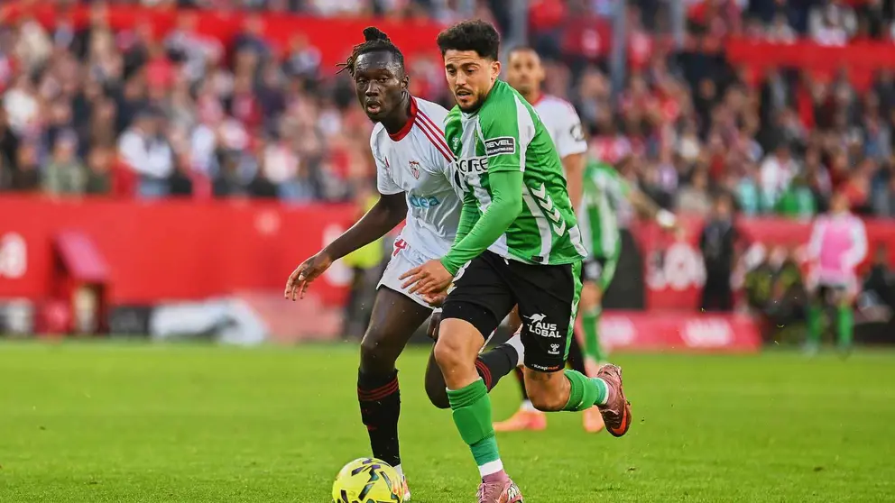 Pablo Fornals y Batista Mendy en el Sevilla FC - Real Betis | Salvador L&oacute;pez Medina