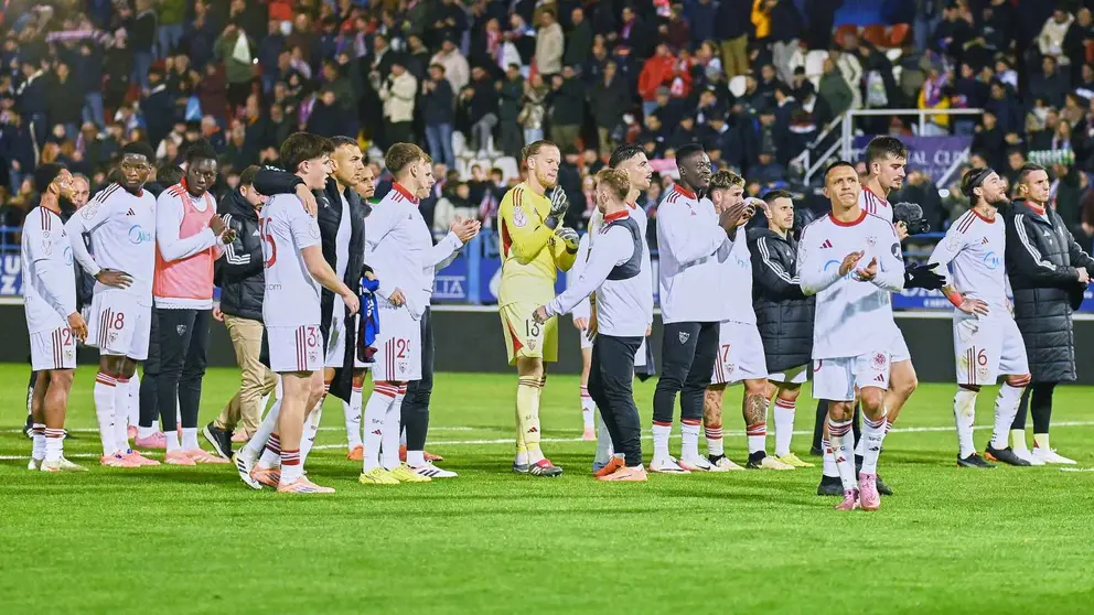 Los jugadores del Sevilla agradecen a los desplazados en el Extremadura - Sevilla FC | Salvador L&oacute;pez Medina