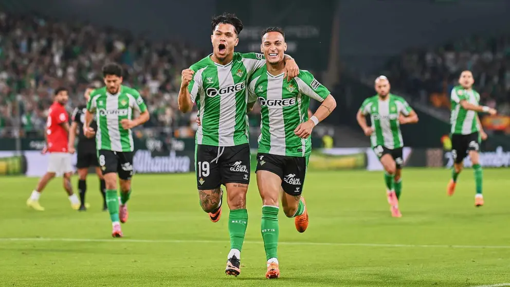 Antony celebra con Cucho Hern&aacute;ndez su gol en el Real Betis - Mallorca | Salvador L&oacute;pez Medina