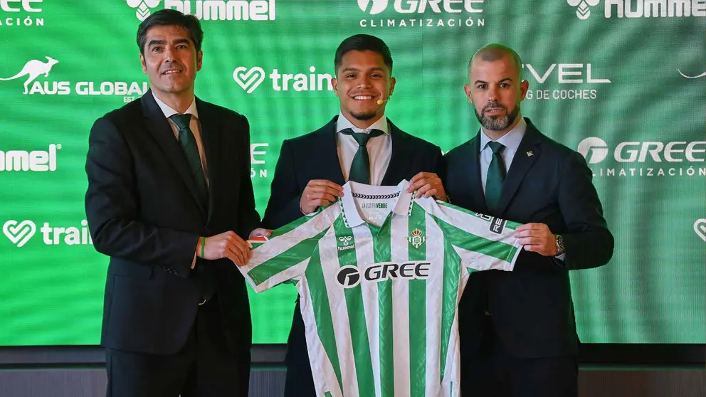 Cucho Hern&aacute;ndez junto a &Aacute;ngel Haro y Manu Fajardo en su presentaci&oacute;n con el Real Betis | Salvador L&oacute;pez Medina para El MIRA
