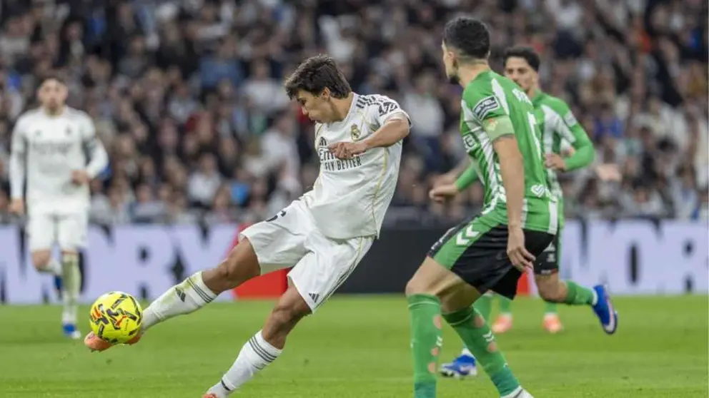 Gonzalo Garc&iacute;a y Marc Bartra en el Real Madrid - Real Betis | LaLiga