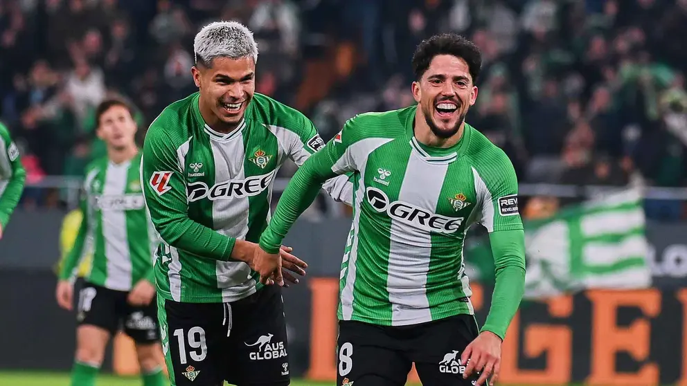 Pablo Fornals celebra junto a Cucho Hern&aacute;ndez su gol en el Real Betis - Getafe CF | Salvador L&oacute;pez Medina