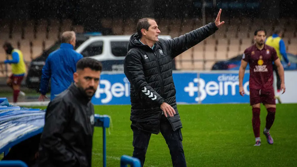 Diego Caro dirigiendo un partido del Xerez Deportivo en Chap&iacute;n | Jos&eacute; M. Partida