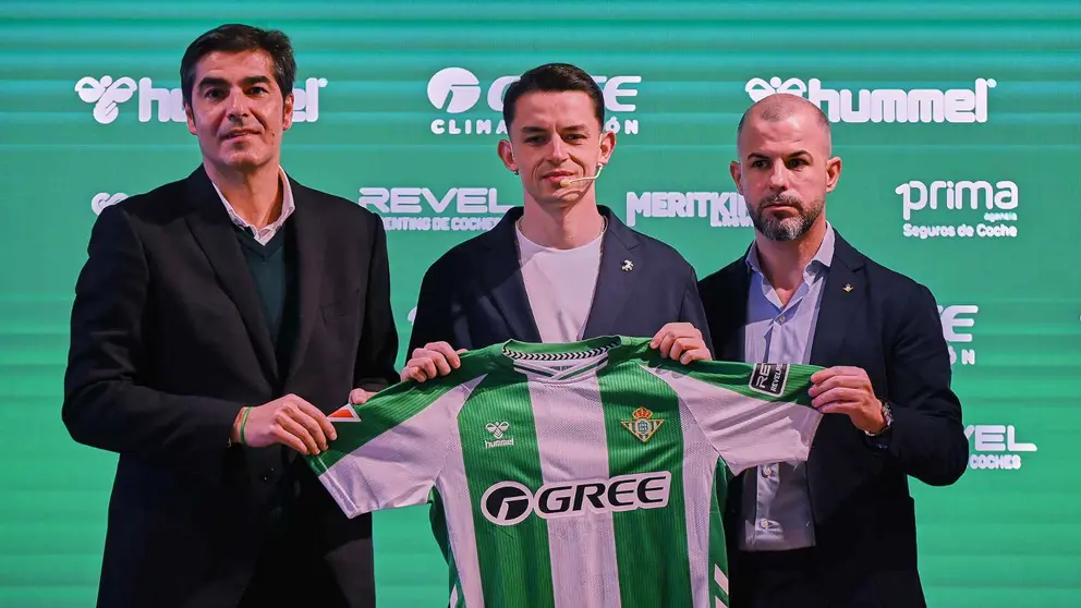 &Aacute;lvaro Fidalgo junto a &Aacute;ngel Haro y Manu Fajardo en su presentaci&oacute;n con el Real Betis | Salvador L&oacute;pez Medina