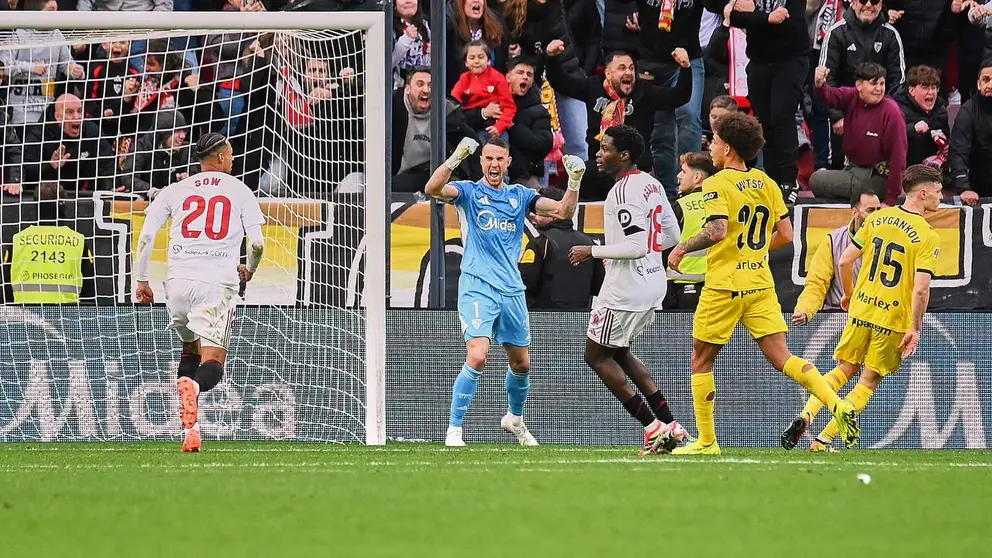 Vlachodimos celebra su penalti parado en el Sevilla FC - Girona | Salvador L&oacute;pez Medina