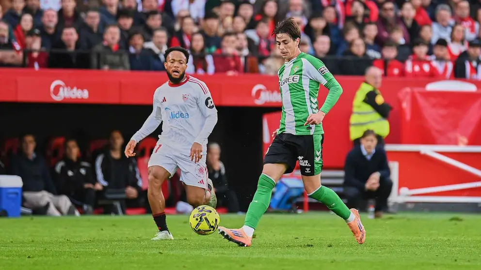 Valent&iacute;n G&oacute;mez y Ejuke en el Sevilla FC - Real Betis | Salvador L&oacute;pez Medina