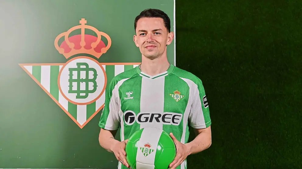 &Aacute;lvaro Fidalgo en su presentaci&oacute;n con el Real Betis | Salvador L&oacute;pez Medina