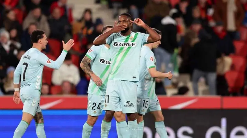 Bakambu celebra su gol en el Mallorca - Real Betis | @RealBetis