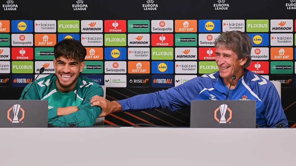 Ez Abde y Manuel Pellegrini en la rueda de prensa previa al Real Betis - Olympique de Lyon | Salvador L&oacute;pez Medina para El MIRA