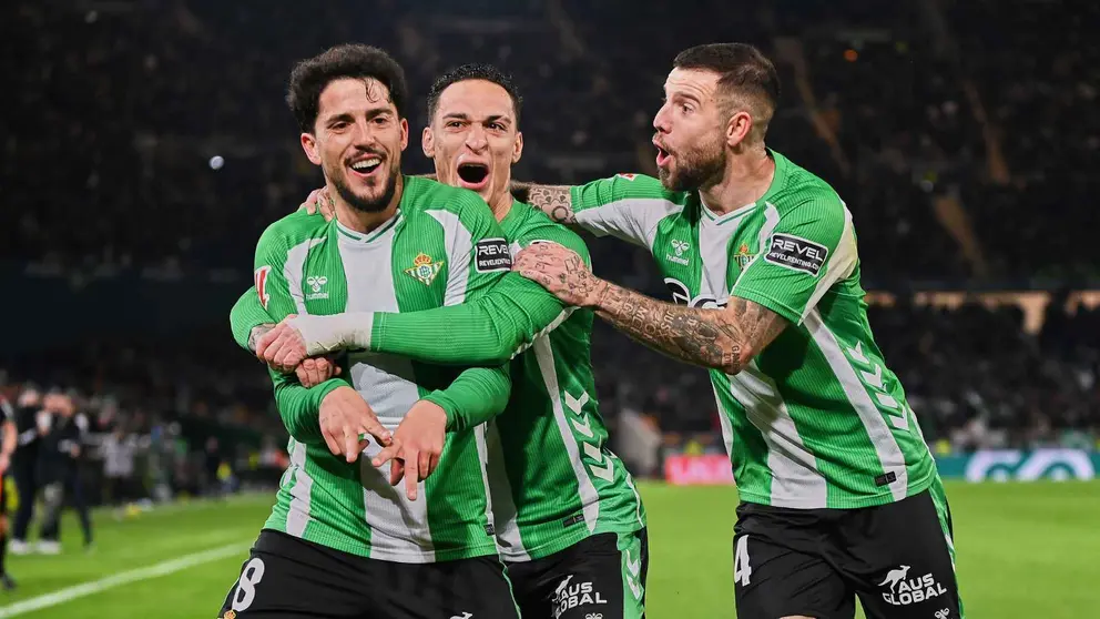 Fornals, Antony y Aitor Ruibal celebran un gol en el Real Betis - Villarreal | Salvador L&oacute;pez Medina