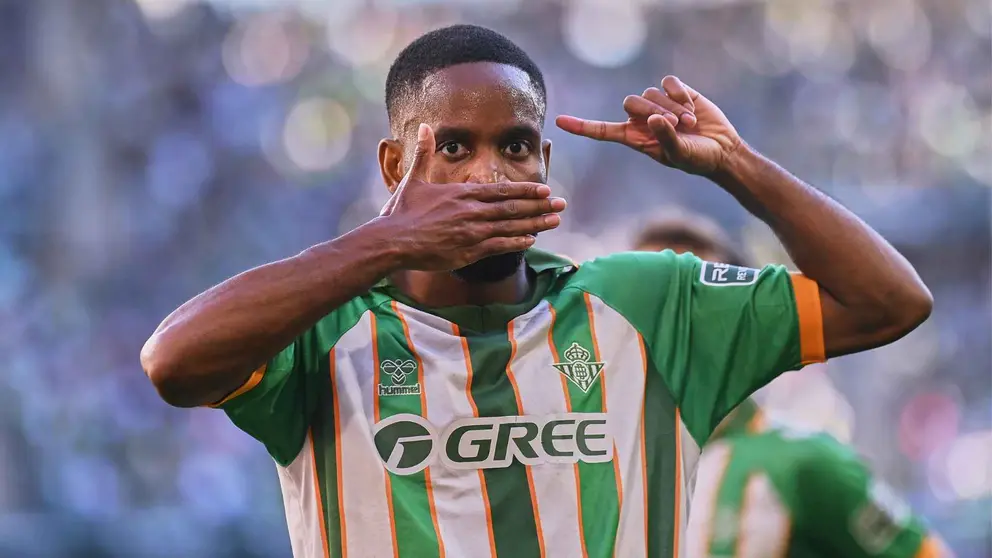 Bakambu celebra su gol en el Real Betis -Rayo Vallecano | Salvador L&oacute;pez Medina