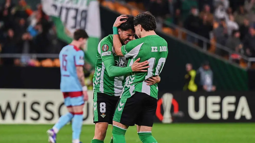 Fornals y Abde celebran un gol en el Real Betis - Feyenoord | Salvador L&oacute;pez Medina