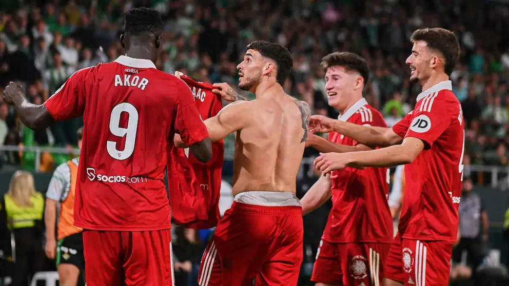 Isaac Romero celebra su gol en el Real Betis - Sevilla FC | Salvador L&oacute;pez Medina