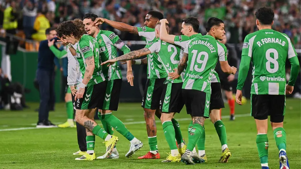 Los jugadores del Betis celebran el gol de Beller&iacute;n en el Real Betis - Celta de Vigo | Salvador L&oacute;pez Medina