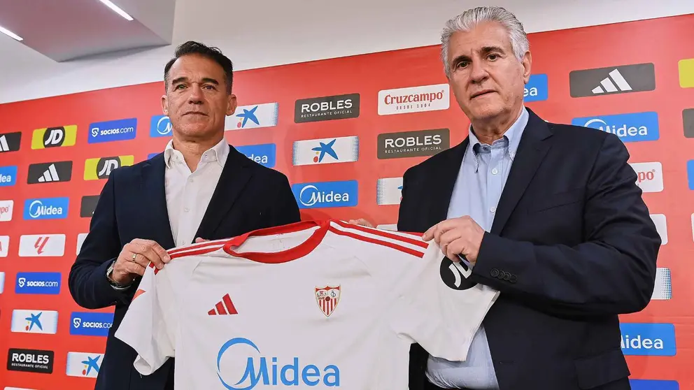 Luis Garc&iacute;a Plaza junto a Antonio Cord&oacute;n en su presentaci&oacute;n con el Sevilla FC | Salvador L&oacute;pez Medina para El MIRA