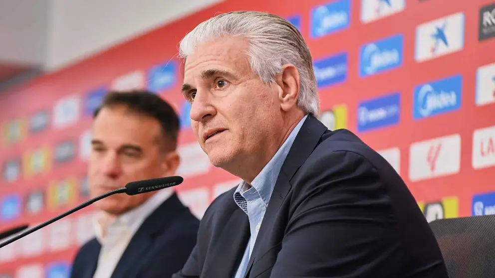 Antonio Cord&oacute;n en la presentaci&oacute;n de Luis Garc&iacute;a Plaza con el Sevilla FC | Salvador L&oacute;pez Medina para El MIRA