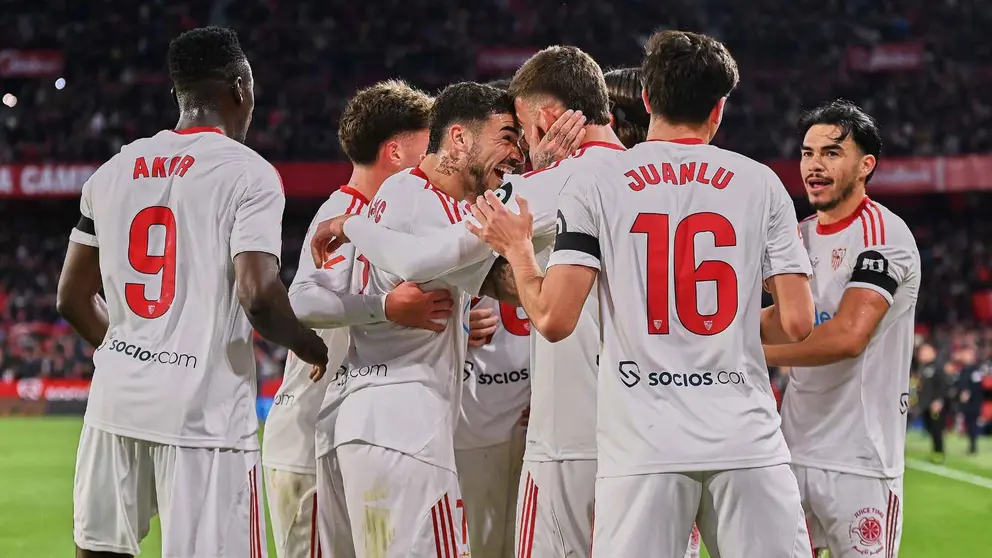 Los jugadores del Sevilla FC celebran un gol ante el Athletic Club | Salvador L&oacute;pez Medina