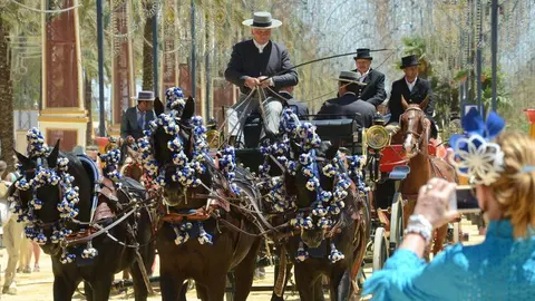 Paseo de caballistas y enganches