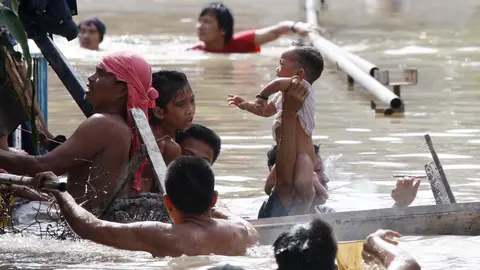 DEN04 SAN PEDRO (FILIPINAS) 29.09.09.: Habitantes tratan de rescatar a un beb&eacute; tras el derrumbe de una casa como consecuencia de las inundaciones provocadas por la tormenta tropical "Ketsana", en San Pedro, en la provincia de Laguna, Filipinas, hoy martes 29 de septiembre. El n&uacute;mero de v&iacute;ctimas ascendi&oacute; hasta las 240, con 37 desaparecidos, seg&uacute;n datos oficiales. Cerca de dos millones de personas se han visto afectados por el diluvio en Manila y en las provincias del norte, de acuerdo con el Consejo de Coordinaci&oacute;n Nacional de Desastres. EFE/Dennis M. Sabangan