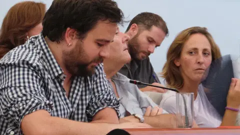 Al fondo, el lider de Ganemos Jerez, Santiago S&aacute;nchez. MIRA Jerez